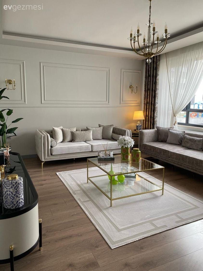 Salon, Modern, Beyaz, Bej, Gri, Koltuk takımı, Tül perde, Perde, Duvar çıtalama, Berjer, Halı, Salon halısı, Cam orta sehpa, Orta sehpa, Parke, Ev bitkisi, Avize, Aydınlatma, Salon avizesi, Tv ünitesi, Tv ünitesi aksesuarları, Ev Aksesuar, Kırlent, Ev tekstili, Dekoratif Objeler, Altın, Yeşil, Abajur