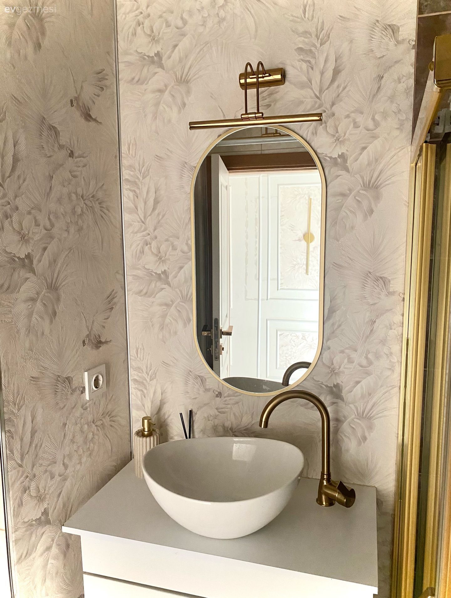 Beyaz, Krem, Bej, Altın, Banyo aynası, Banyo, Banyo lavabosu, Banyo bataryası, Duvar kağıdı, Duvar dekorasyonu