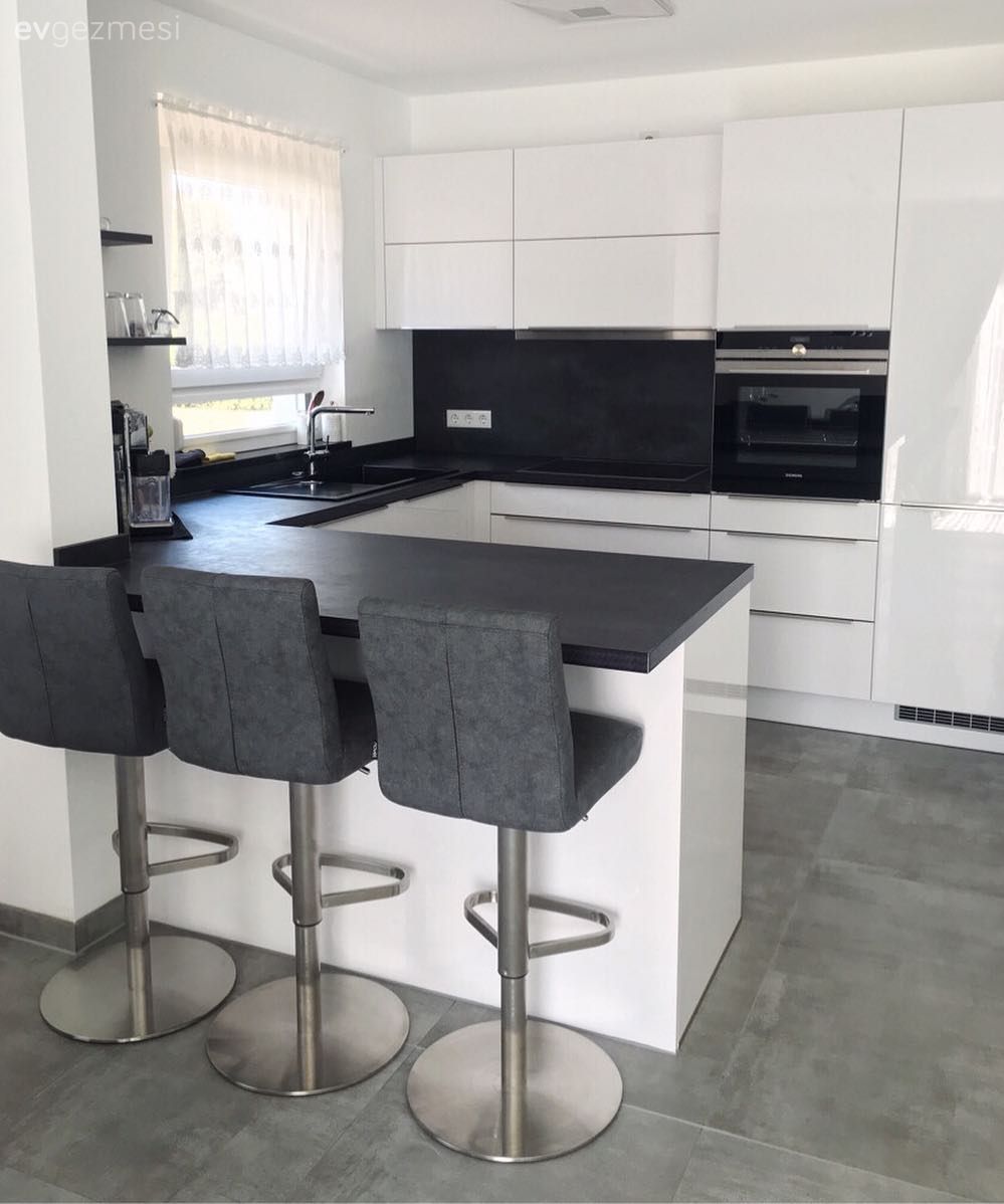 Amerikan Mutfak, Mutfak, Beyaz mutfak, Siyah tezgah, Mutfak tezgahı, Mutfak tezgah arası, Modern mutfak, Cam Ankastre, Ankastre, Kulpsuz mutfak dolabı, Pencere önü eviye, Eviye , Sandalye, Mutfak perdesi, Mutfak zemin seramikleri, Mutfak yarım adası