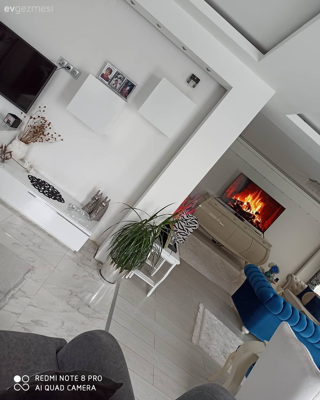 Salon, Beyaz, Krem, Parlament mavisi, Modern chesterfield, Açık konsept yaşam alanı, Tv ünitesi, Duvara monte tv, Tv ünitesi aksesuarları, Ev Aksesuar, Yan sehpa, Sehpa, Ev bitkisi, Çiçekler, Gri, Zemin seramikleri, Country