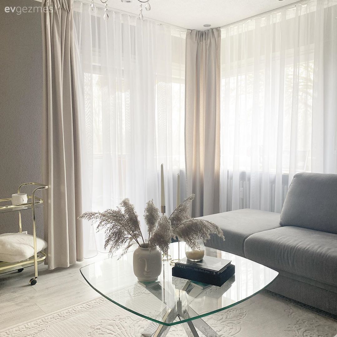 Cam orta sehpa, Orta sehpa, Vazo, Ev Aksesuar, Pampas otu, Fon perde, Perde, Bej, Beyaz, Servis arabası, Gri