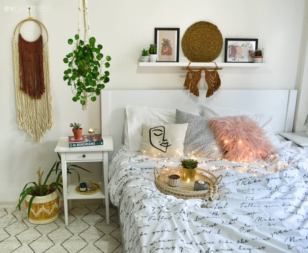 Yatak Odası, Bohem Dekorasyon, Duvar rafı, Duvar dekorasyonu, Makrome, Beyaz, Krem, Yatak örtüsü, Ev bitkisi, Hasır, Halı, Geometrik desen, Desenler