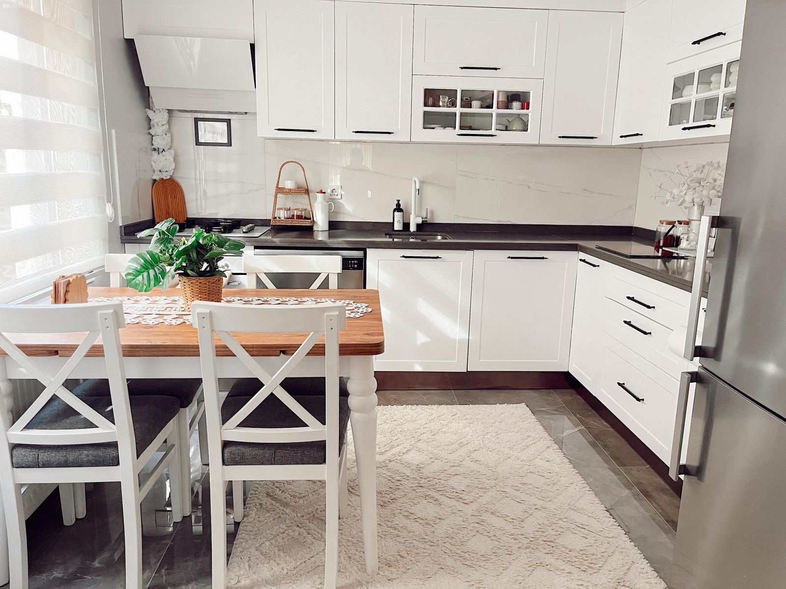 Mutfak, Beyaz, Siyah, Beyaz mutfak, Siyah tezgah, Mutfak tezgahı, Mutfak tezgah arası, Ankastre, Halı, Mutfak halısı, Sandalye, Mutfak masası, Mutfak sandalyesi, Shaker kapaklı dolaplar
