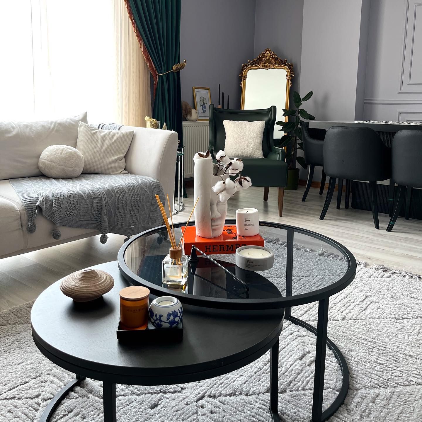 Salon, Modern, Siyah, Antrasit  , Beyaz, Beyaz koltuk, Orta sehpa, Sehpa, Yuvarlak sehpa, Berjer, Yeşil, Fon perde, Perde, Tül perde, Sandalye, Yemek masası, Boy aynası, Ayna, Halı, Salon halısı