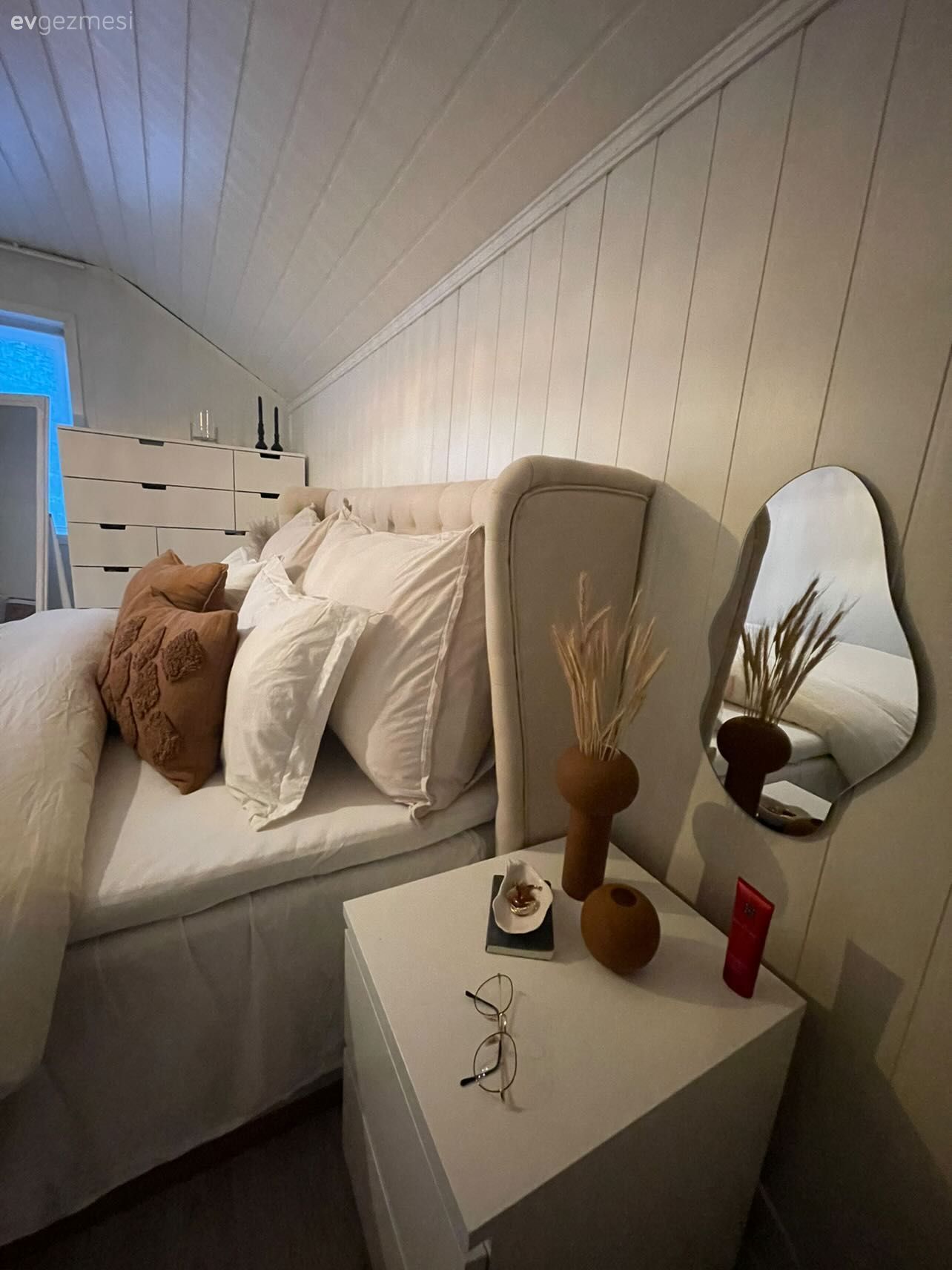 Yatak Odası, İskandinav, Beyaz, Krem, Bej, Komodin, Lambri, Lambri tavan, Şifonyer, Yatak başlığı, Yatak örtüsü, Ayna