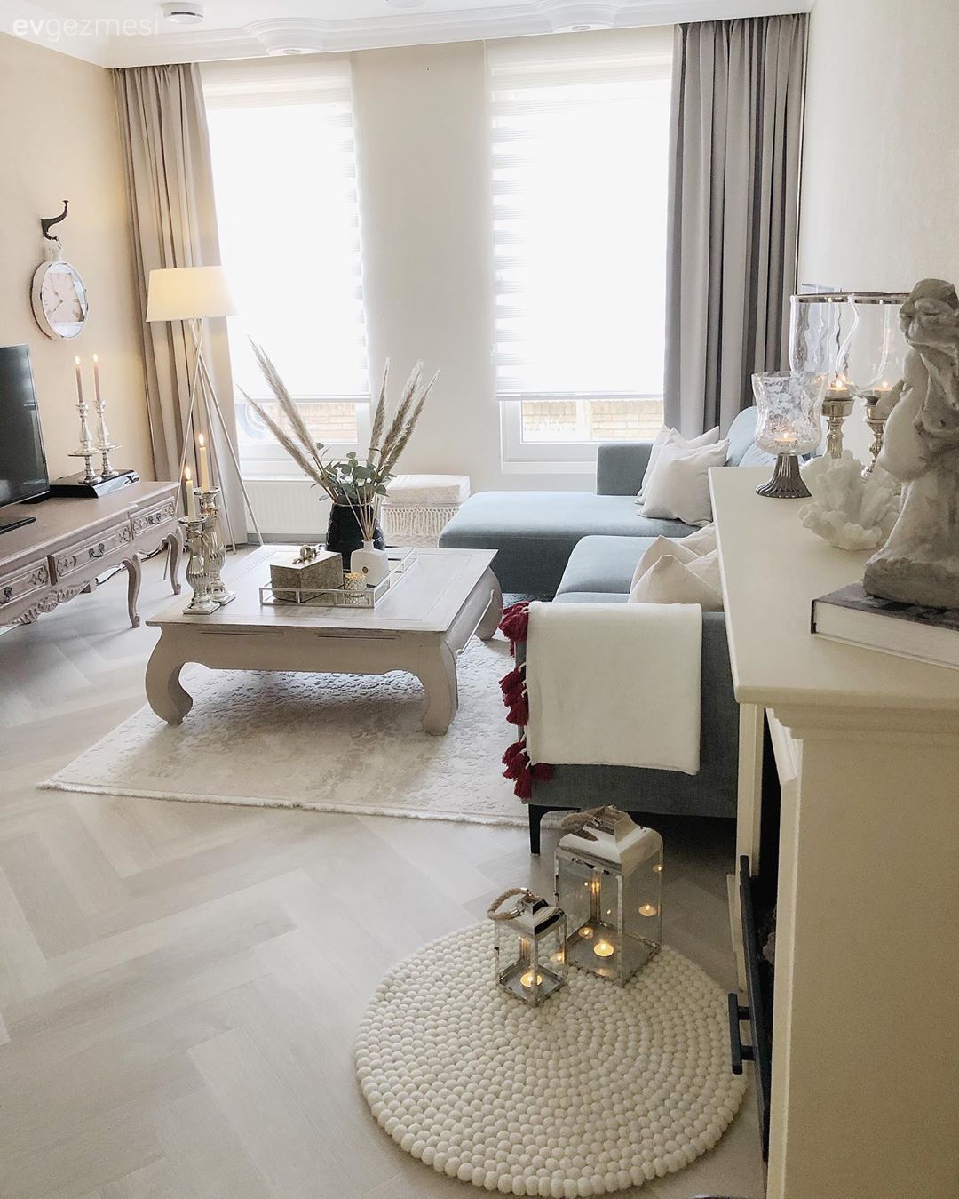 Salon, Modern, Country, Mavi, Beyaz, Krem, Köşe koltuk, Koltuk takımı, Orta sehpa, Sehpa, Bej, Sehpa üstü aksesuarı, Ev Aksesuar, Oymalı mobilya, Kırlent, Ev tekstili, Parke, Halı, Salon halısı, Shaggy halı, Vitrin, Vazo, Pampas otu, Lambader, Aydınlatma, Tv ünitesi, Fener, Şömine