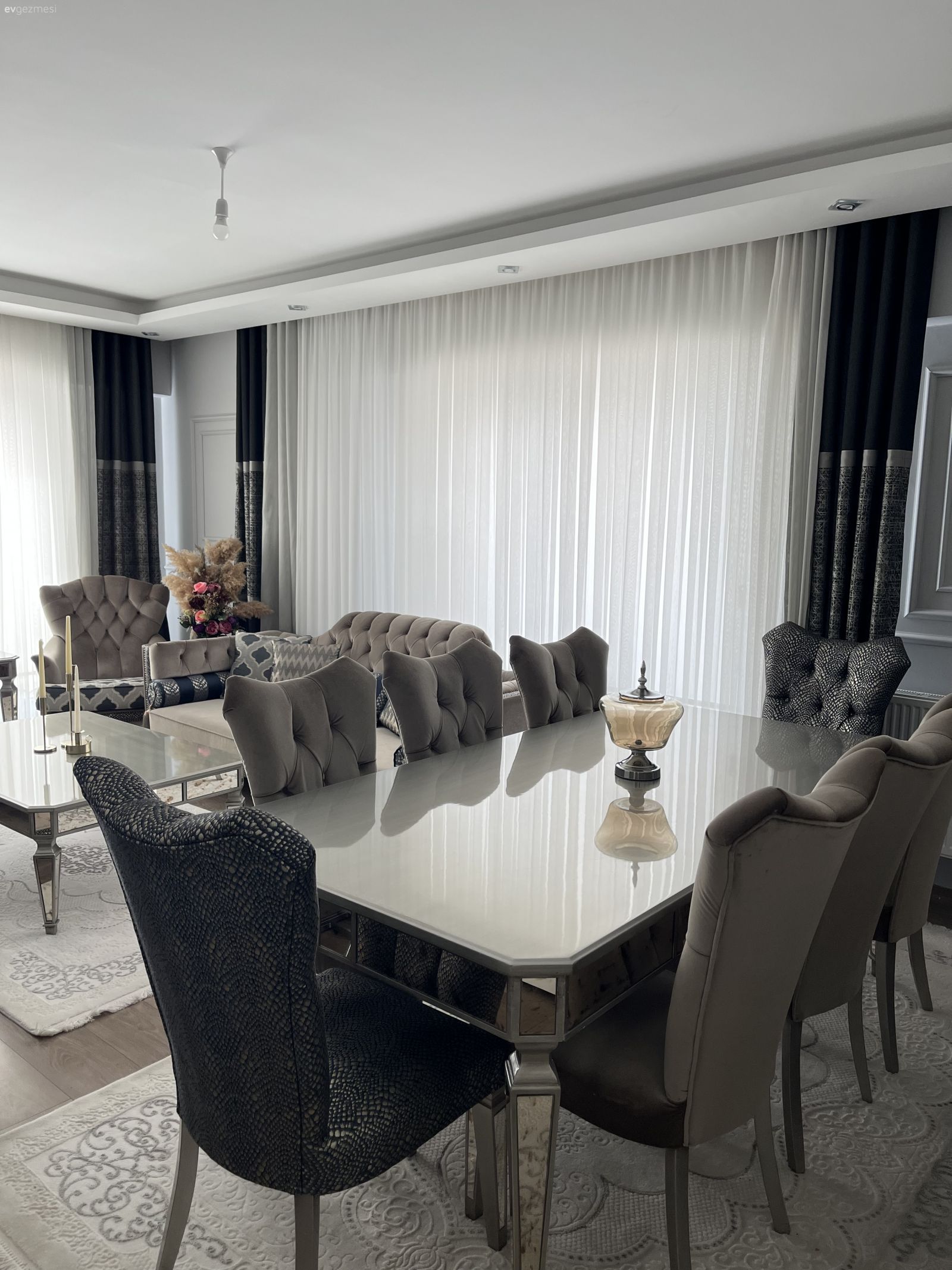 Art Deko ve Klasik Arasında Yolunu Çizmiş Bir Dekor