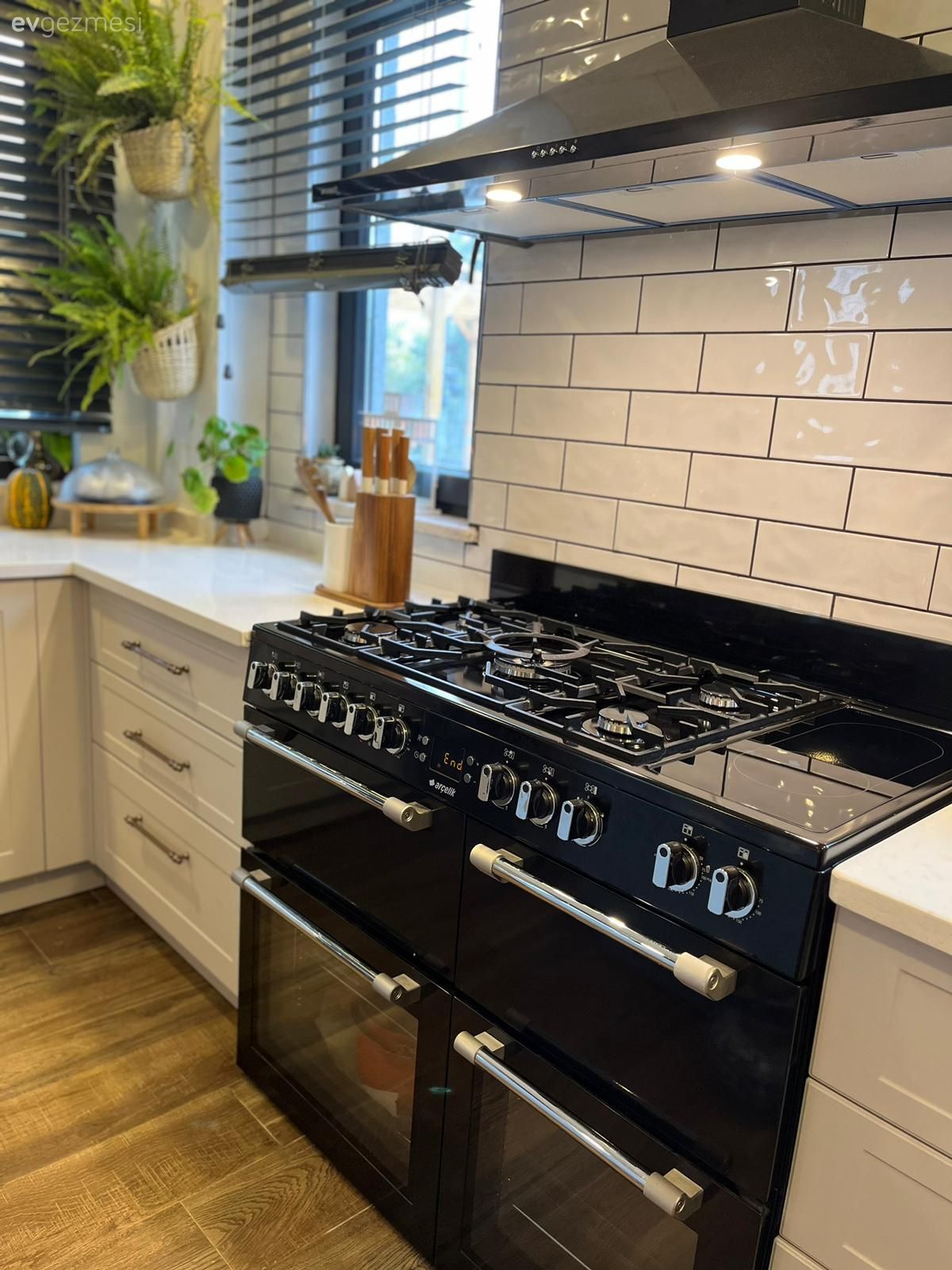 Siyah, Beyaz, Ankastre, Mutfak, Tezgah arası seramik, Mutfak tezgah arası, Mutfak tezgahı, Davlumbaz, Ev bitkisi, Jaluzi, Elektrikli Ocak, Cam Ankastre