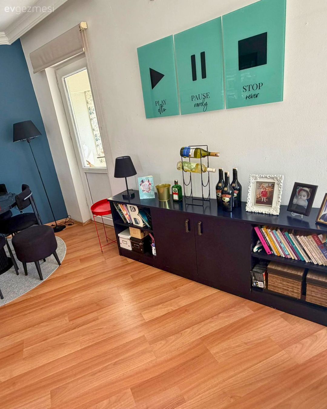 Tablo, Duvar dekorasyonu, Yeşil, Siyah, Konsol üzeri dekoratif objeleri, Parke, Mavi duvar, Dekoratif Objeler