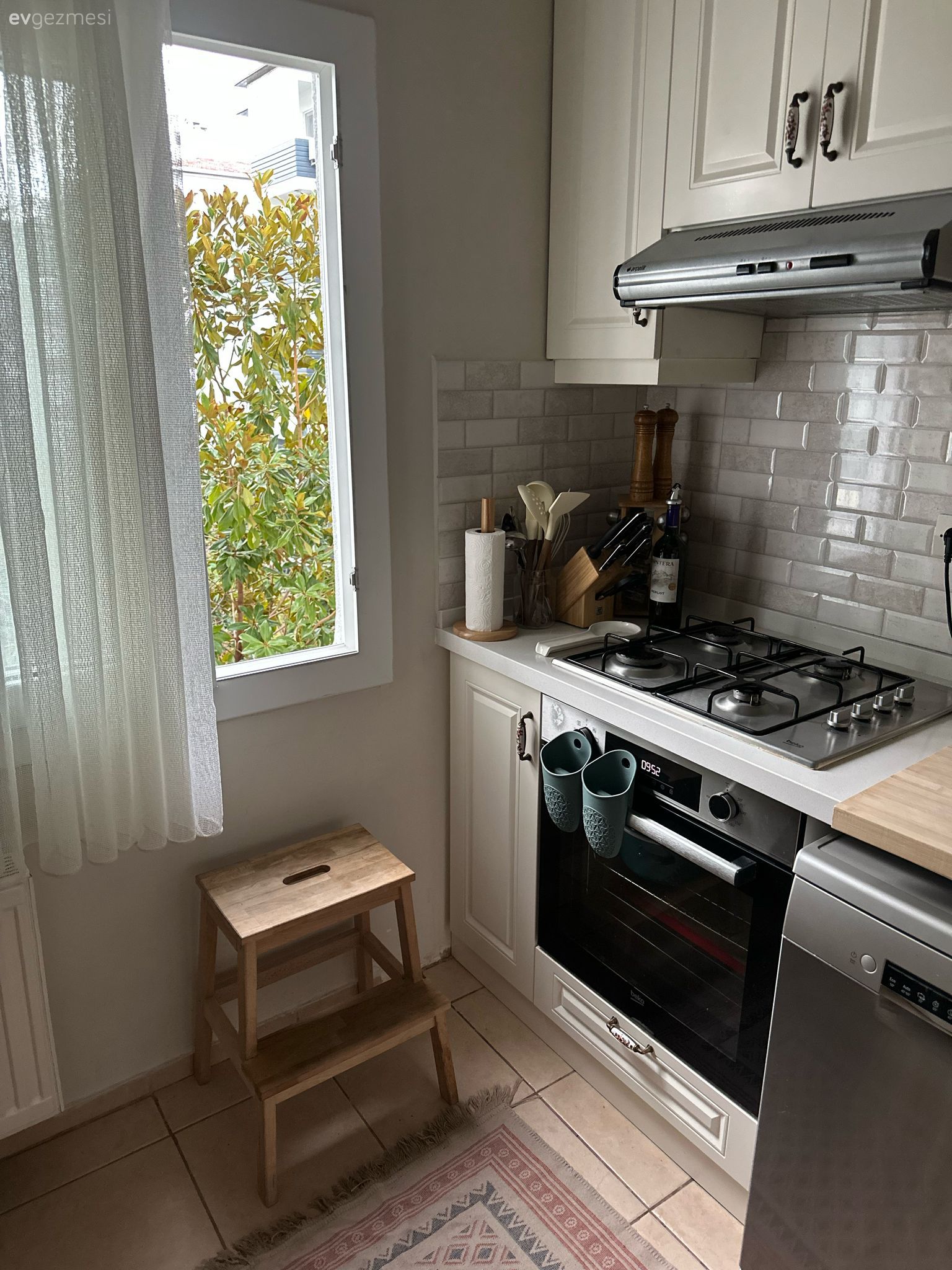 Bu İzmir Evinin Genelinde Salaş Görüntü Hakim