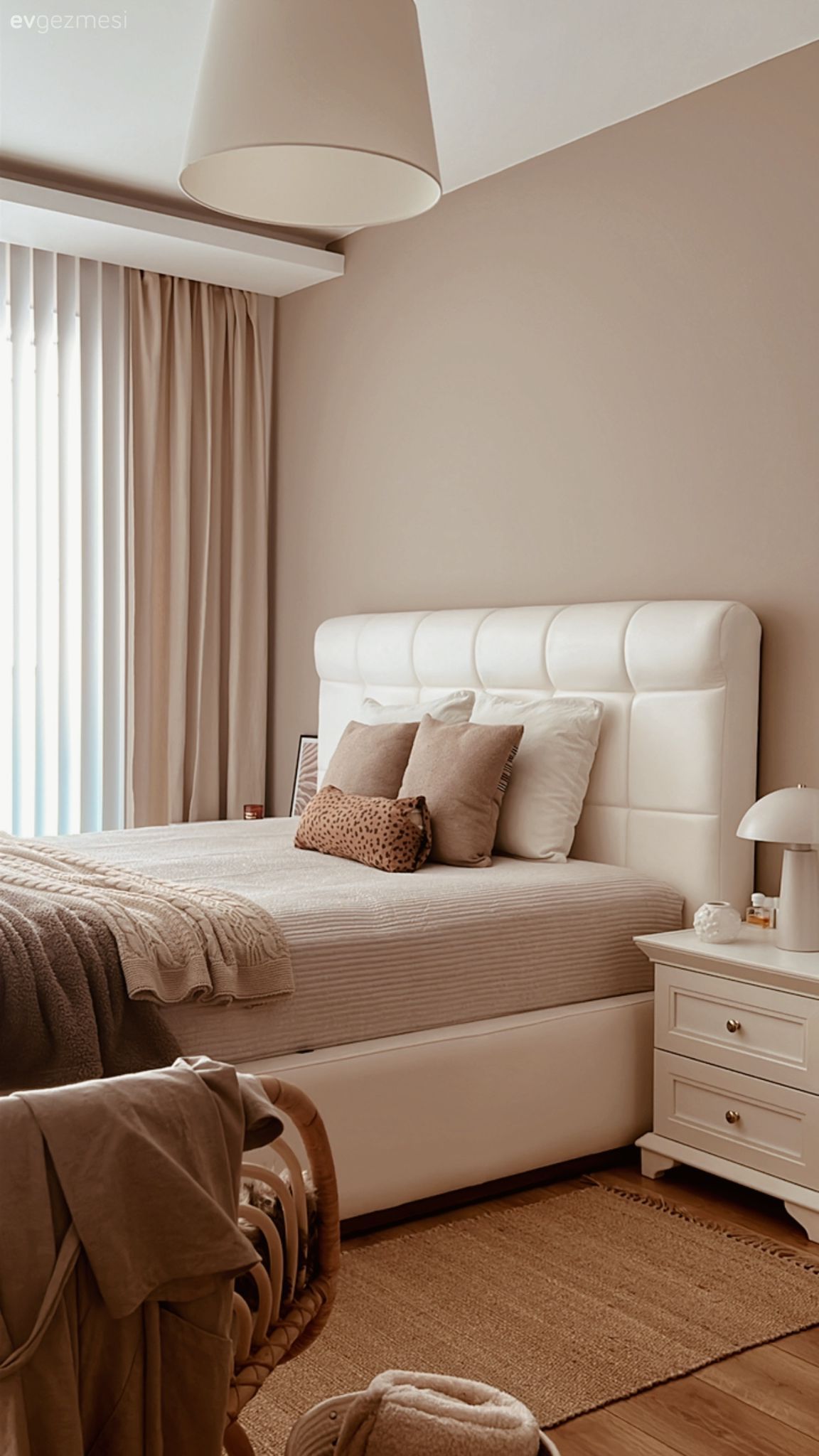 Dikey Jaluzilerle Gün Işığını Selamlayan İstanbul Evi