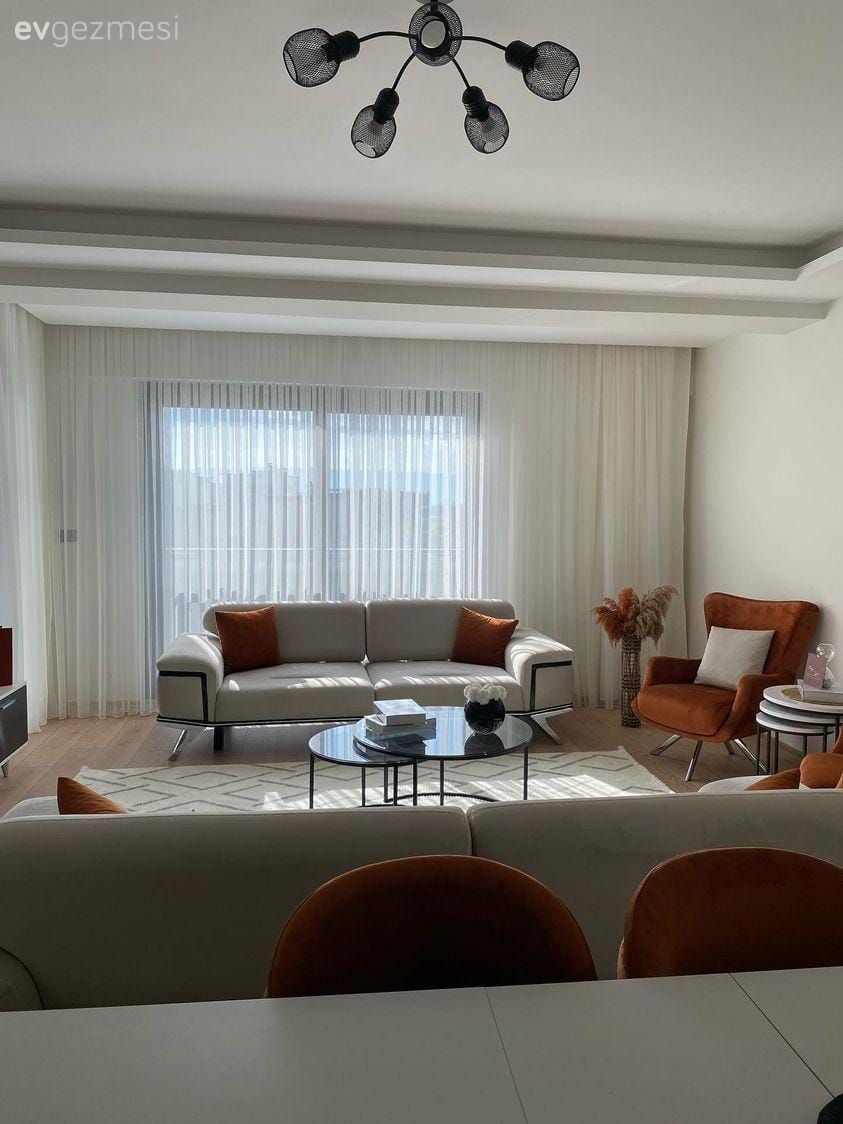 Salon, Modern, Beyaz, Turuncu, Koltuk takımı, Berjer, Halı, Salon halısı, Orta sehpa, Sehpa, Tül perde, Perde, Yan sehpa, Avize, Aydınlatma, Beyaz halı