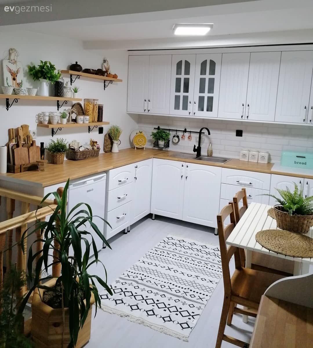 Mutfak, Beyaz mutfak, Beyaz, Kahverengi, Ahşap Mobilya, İskandinav, Mutfak tezgahı, Ahşap mutfak tezgahı, Mutfak tezgah arası, Metro seramik, Seramik, Duvar rafı, Ev bitkisi, Mutfak halısı, Geometrik desen, Desenler, Sandalye, Mutfak masası, Terek, Mutfak aksesuarları, Saksı