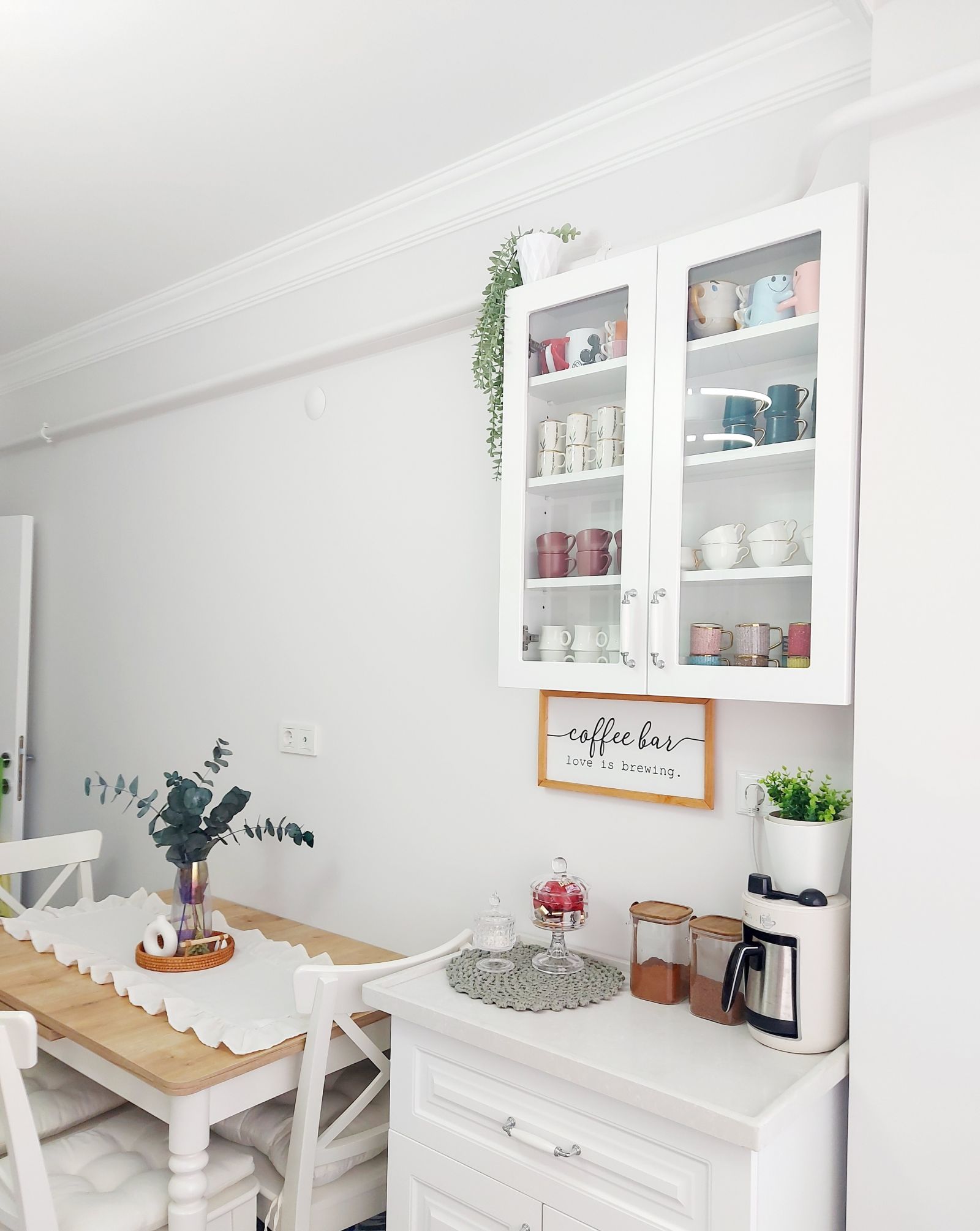 Kahve köşesi, Beyaz, Sandalye, Mutfak masası, Mutfak aksesuarları, Mutfak