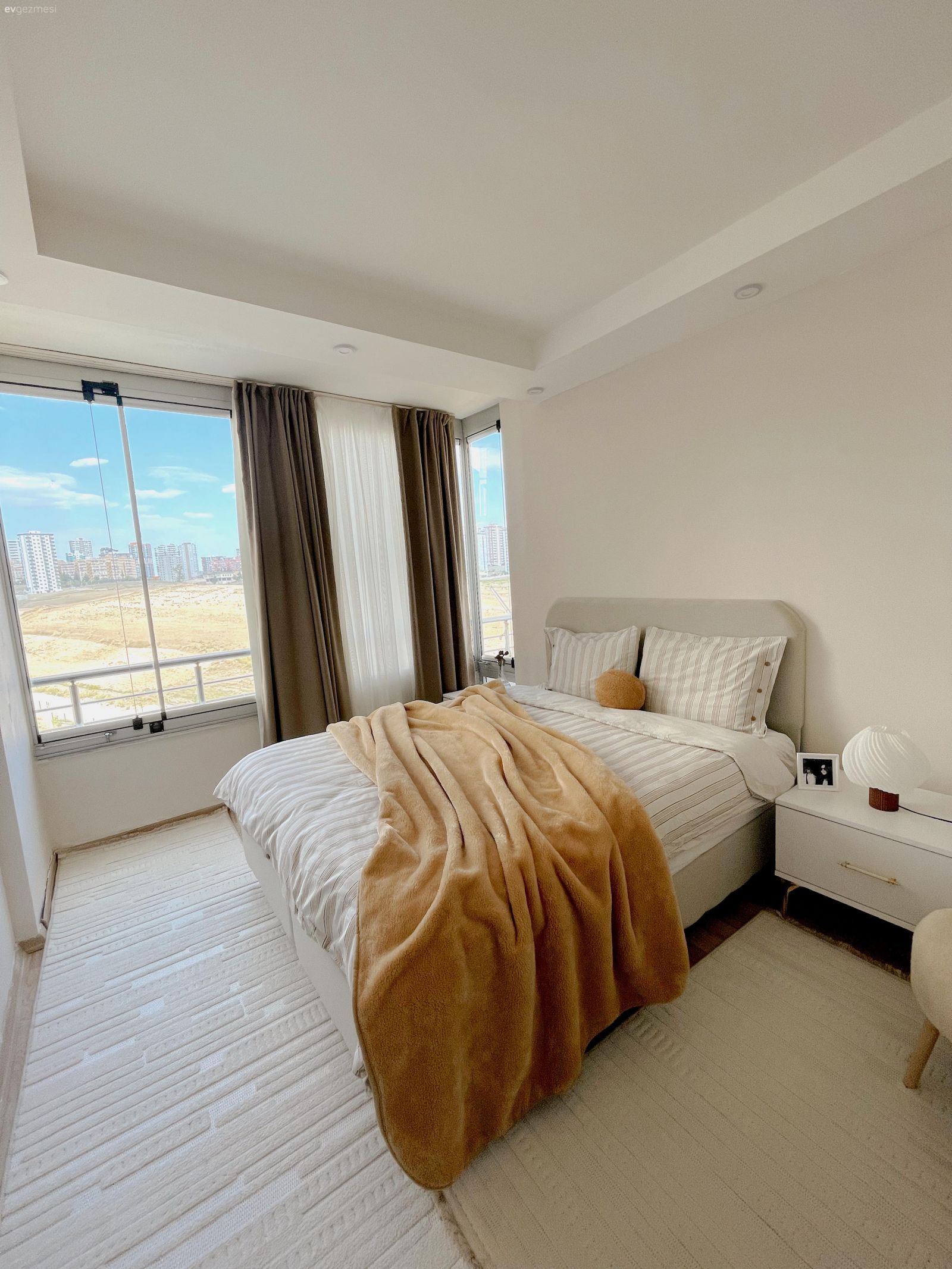 Bu Modern Evde Her Zamana Uyum Sağlayan Parçalar Var