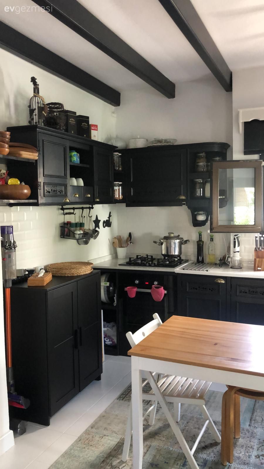 Mutfak, Siyah mutfak, Rustik, Rustik mutfak, Ahşap Mobilya, Mutfak tezgahı, Mutfak tezgah arası, Tezgah arası seramik, Beyaz, Bej, Vizon, Tavan dekorasyon, Sandalye, Mutfak masası, Mutfak aksesuarları, Dekoratif Objeler, Mutfak halısı