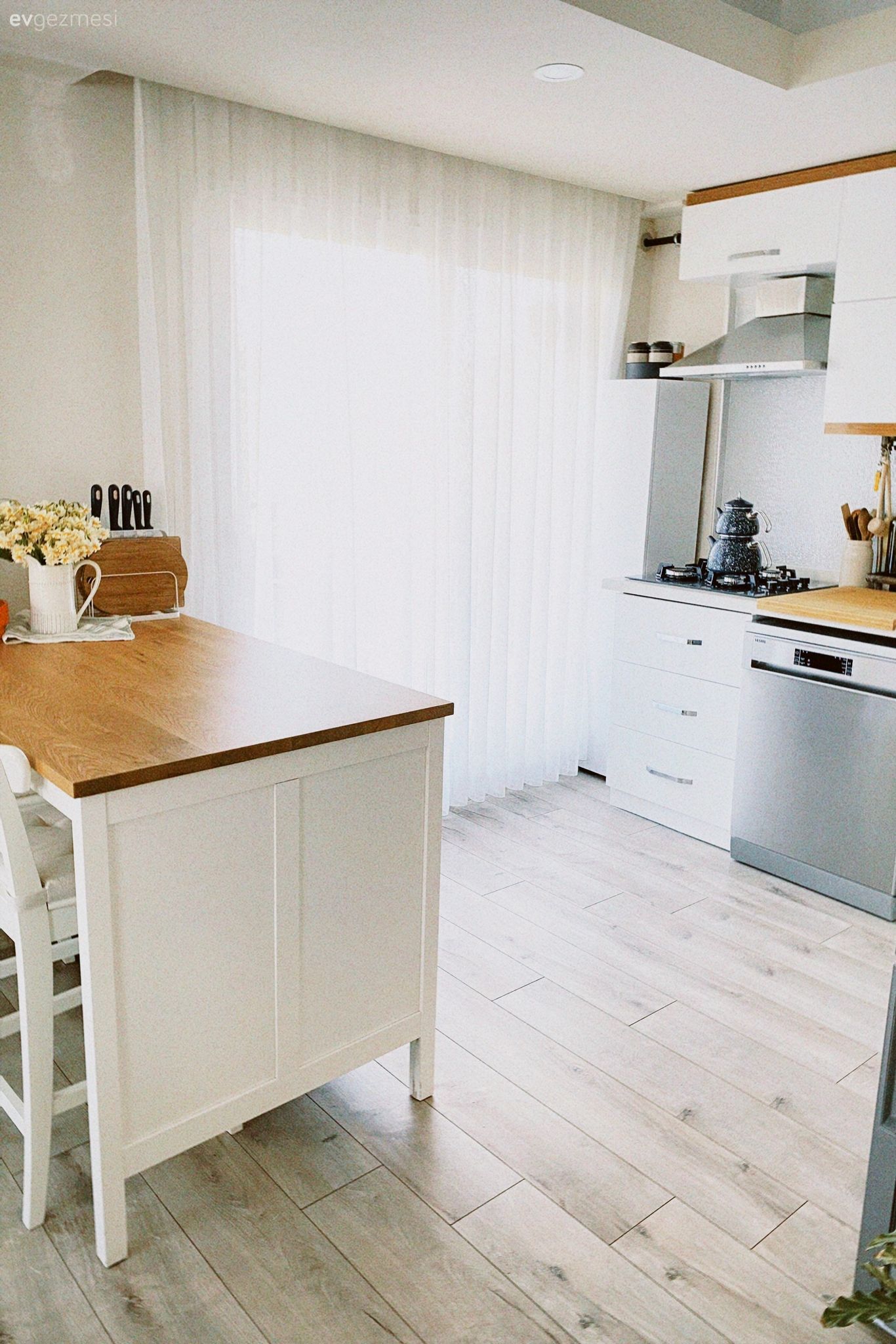 Amerikan Mutfak, Mutfak, Beyaz, Beyaz ve ahşap mutfak, Mutfak yarım adası, Mutfak tezgahı, Mutfak tezgah arası, Sandalye, Parke, Mutfak perdesi