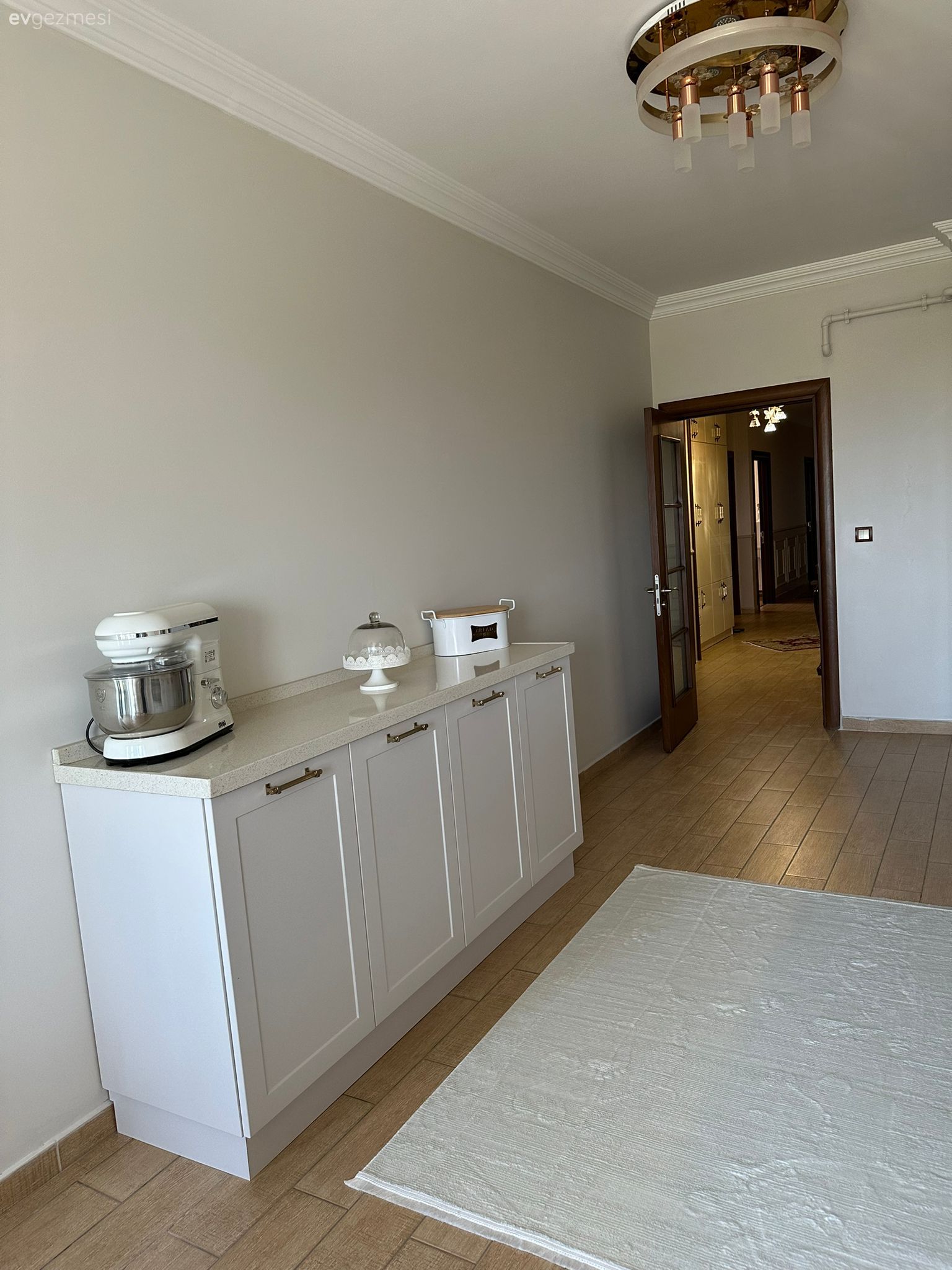 Bu Koridor Tipi Mutfağın Pencere Önünde Country Rüzgarı Esiyor!