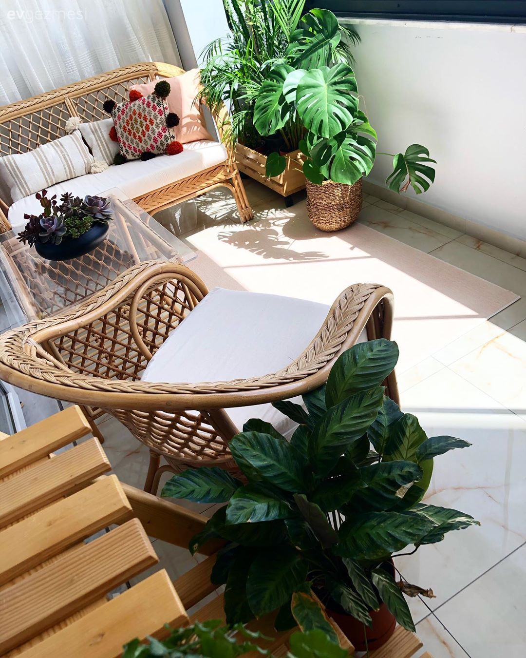 Balkon, Hasır, Hasır sandalye, Ev bitkisi, Balkon duvar dekorasyonu, Kırlent, Ev tekstili, Balkon masası, Sandalye