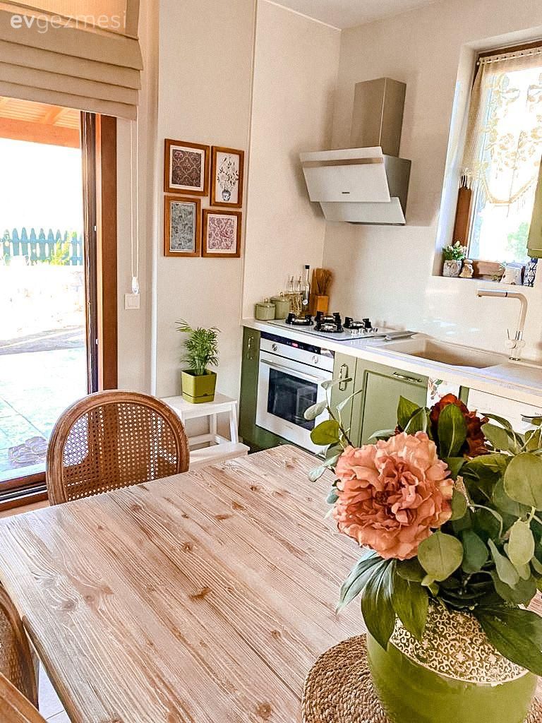 Ahşap masa, Sandalye, Vazo, Ev Aksesuar, Çiçekler, Ankastre, Mutfak, Davlumbaz, Katlamalı perde, Perde, Yeşil, Krem, Mutfak tezgahı, Çerçeve