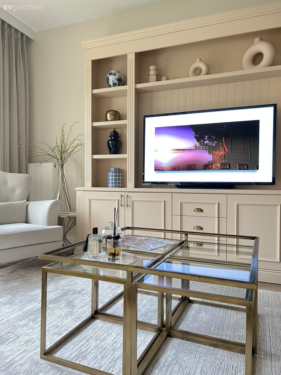 Salon, Country, Krem, Bej, Tv ünitesi, Tv ünitesi aksesuarları, Ev Aksesuar, Cam orta sehpa, Orta sehpa, Halı, Salon halısı, Berjer, Fon perde, Perde, Gri