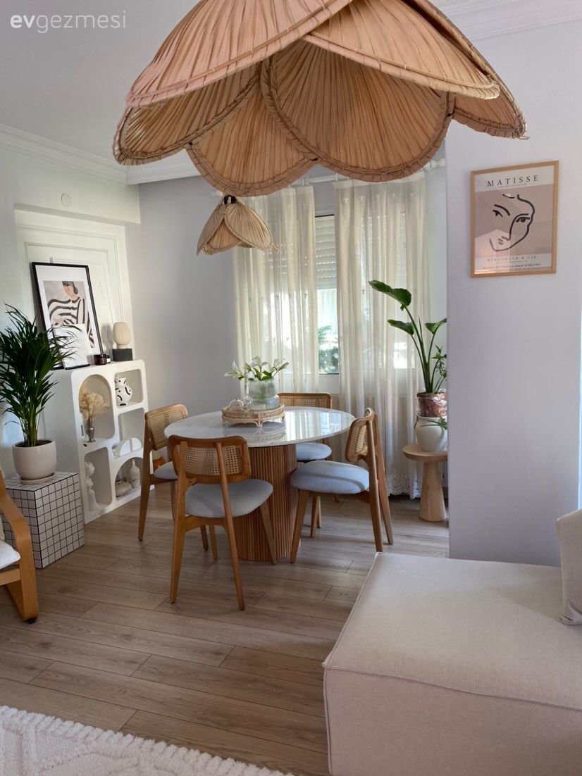 Salon, Bohem Dekorasyon, Beyaz, Krem, Bej, Ahşap Mobilya, Köşe koltuk, Koltuk takımı, Tv ünitesi, Tv ünitesi aksesuarları, Ev Aksesuar, Tül perde, Perde, Cam orta sehpa, Orta sehpa, Hasır avize, Çerçeve, Duvar çıtalama, İskandinav