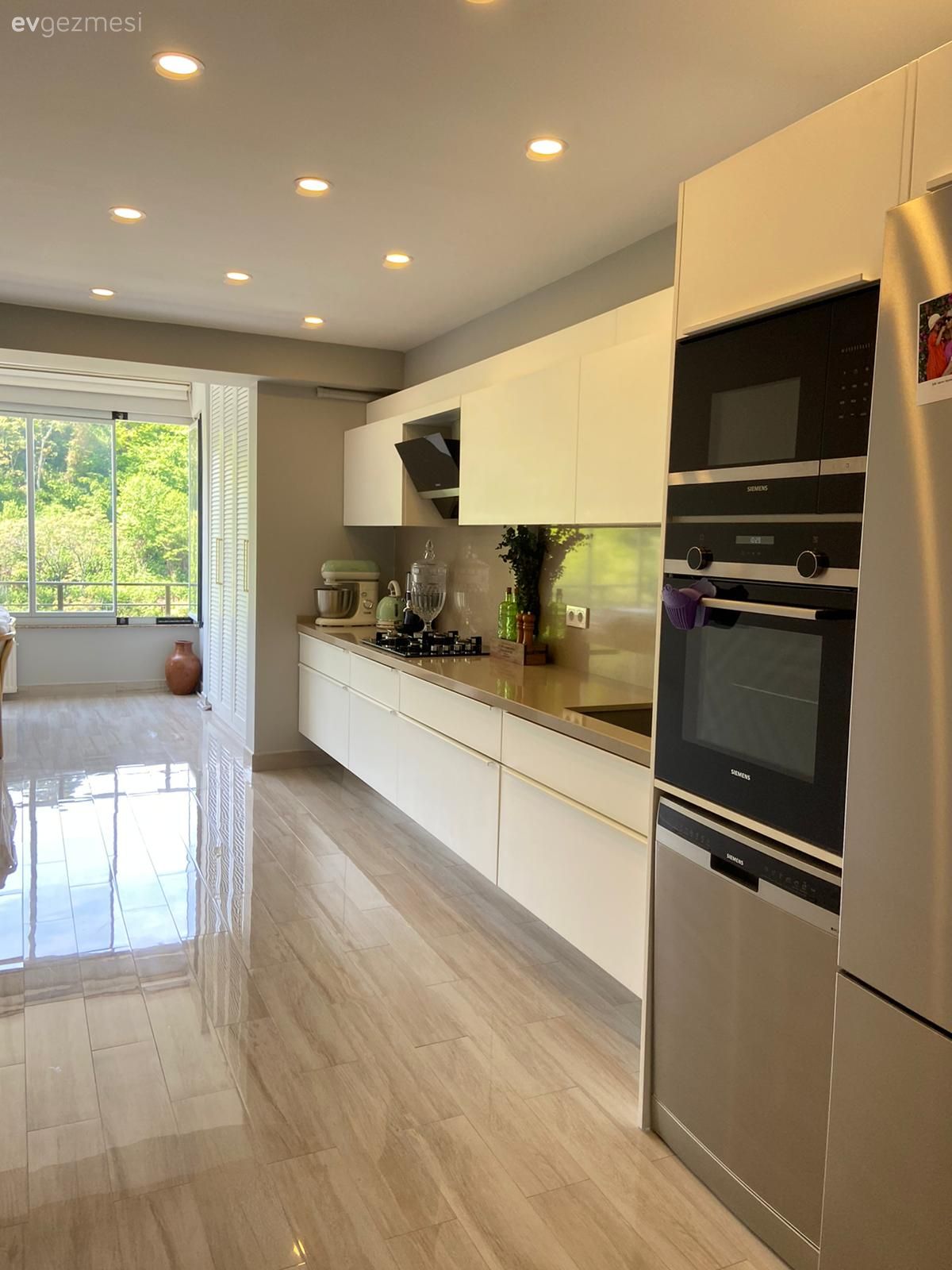 Mutfak, Modern mutfak, Beyaz, Beyaz mutfak, Siyah, Spot aydınlatma, Aydınlatma, Ankastre, Mutfak tezgahı, Mutfak tezgah arası, Tezgah arası doğal taş, Mutfak zemin seramikleri, Davlumbaz