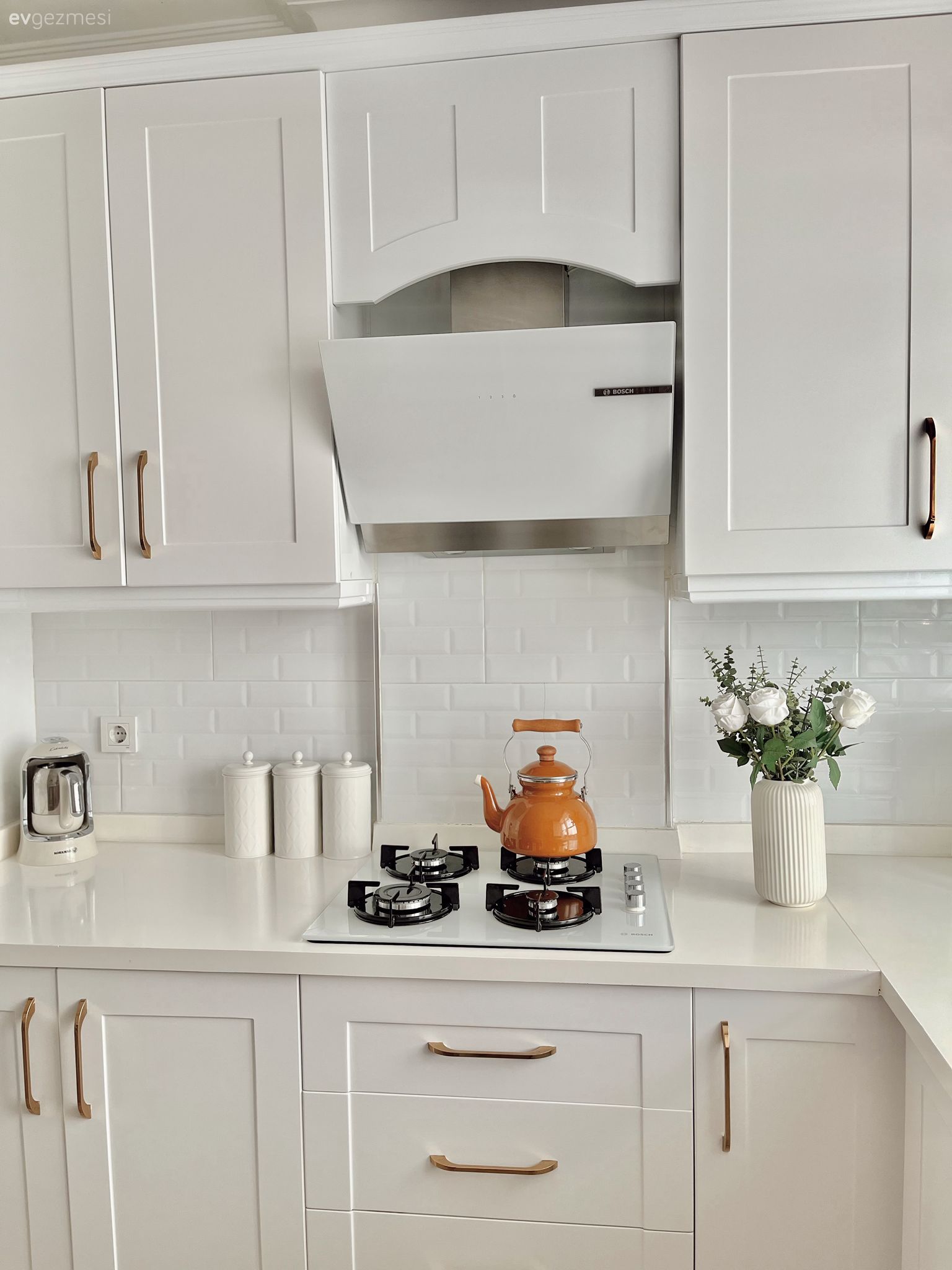 Mutfak, İskandinav, Beyaz, Bej, Krem, Mutfak tezgahı, Mutfak tezgah arası, Davlumbaz, Mutfak aksesuarları, Mutfak perdesi, Shaker kapaklı dolaplar