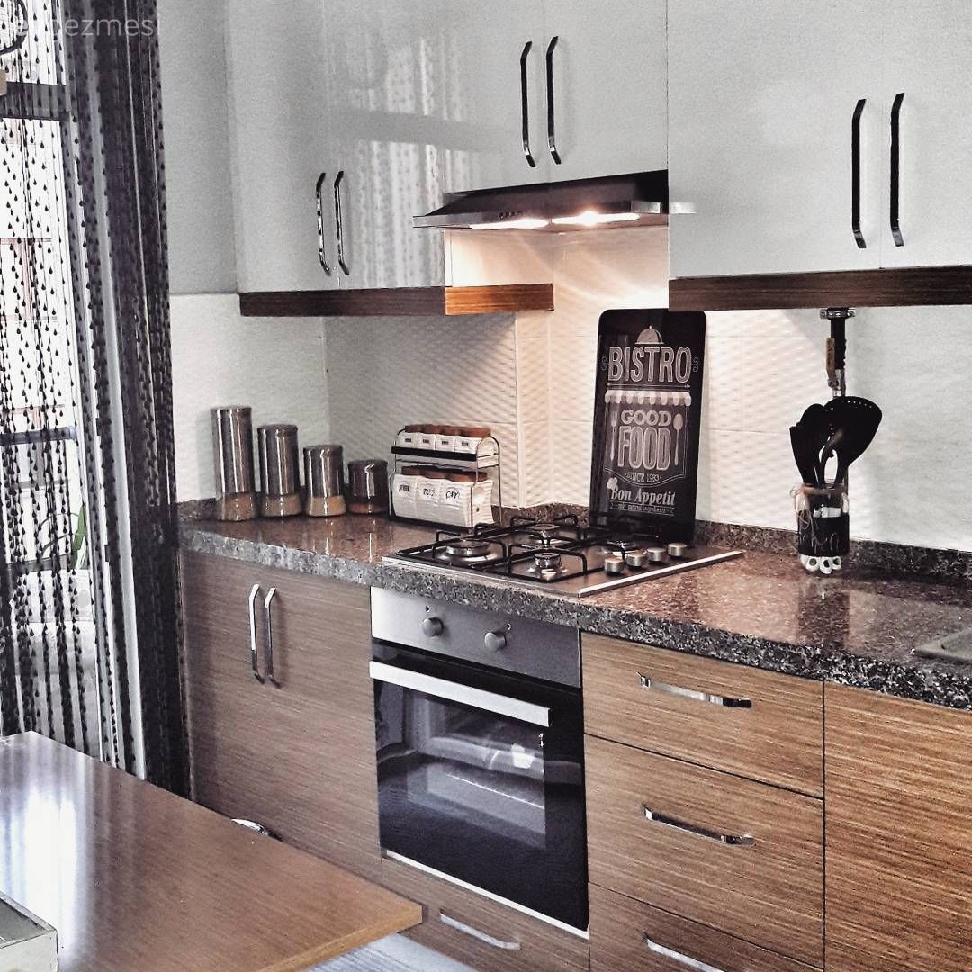 Mutfak, Beyaz ve ahşap mutfak, Mutfak tezgahı, Mutfak tezgah arası, Mutfak perdesi, Siyah, Mutfak aksesuarları