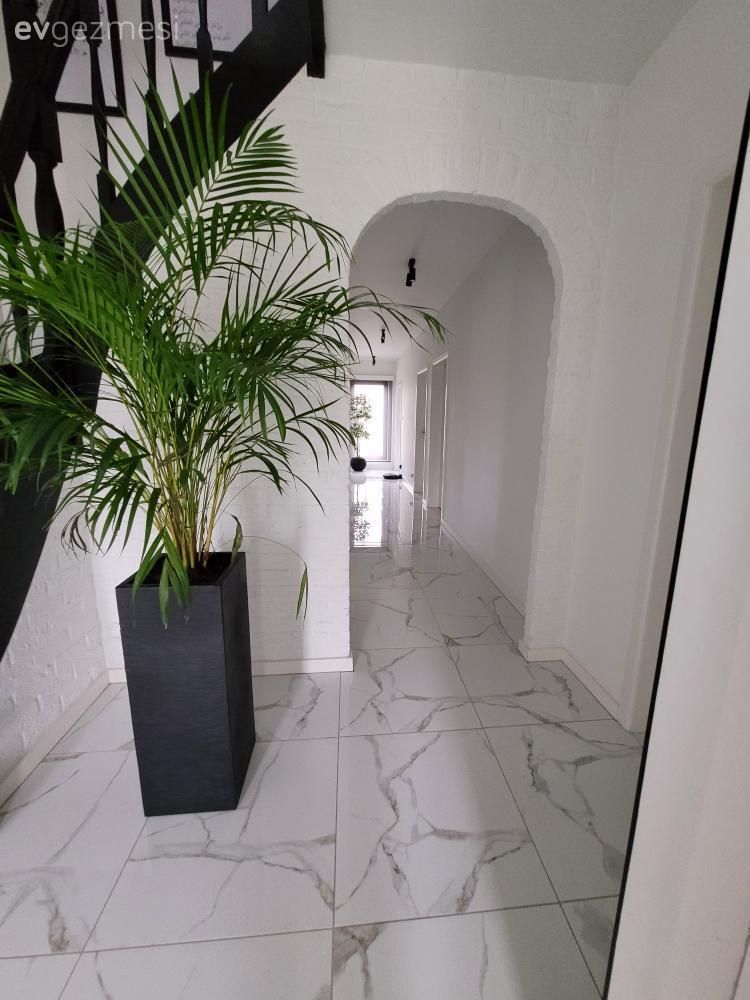 Bu Modern Evde Parlak Yüzeyler Evin Tamamını Kaplamış!