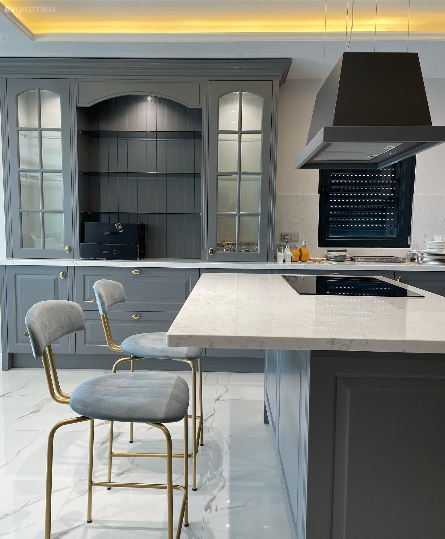 Bu Modern Mutfakta Antrasit Tonunun Karanlık Yanı Beyazla Yumuşatılmış!