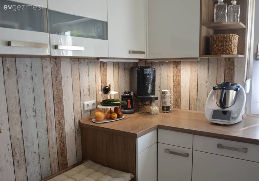 Mutfak, Beyaz ve ahşap mutfak, Kahverengi, Beyaz, Mutfak tezgahı, Mutfak tezgah arası, Mutfak duvar dekorasyonu