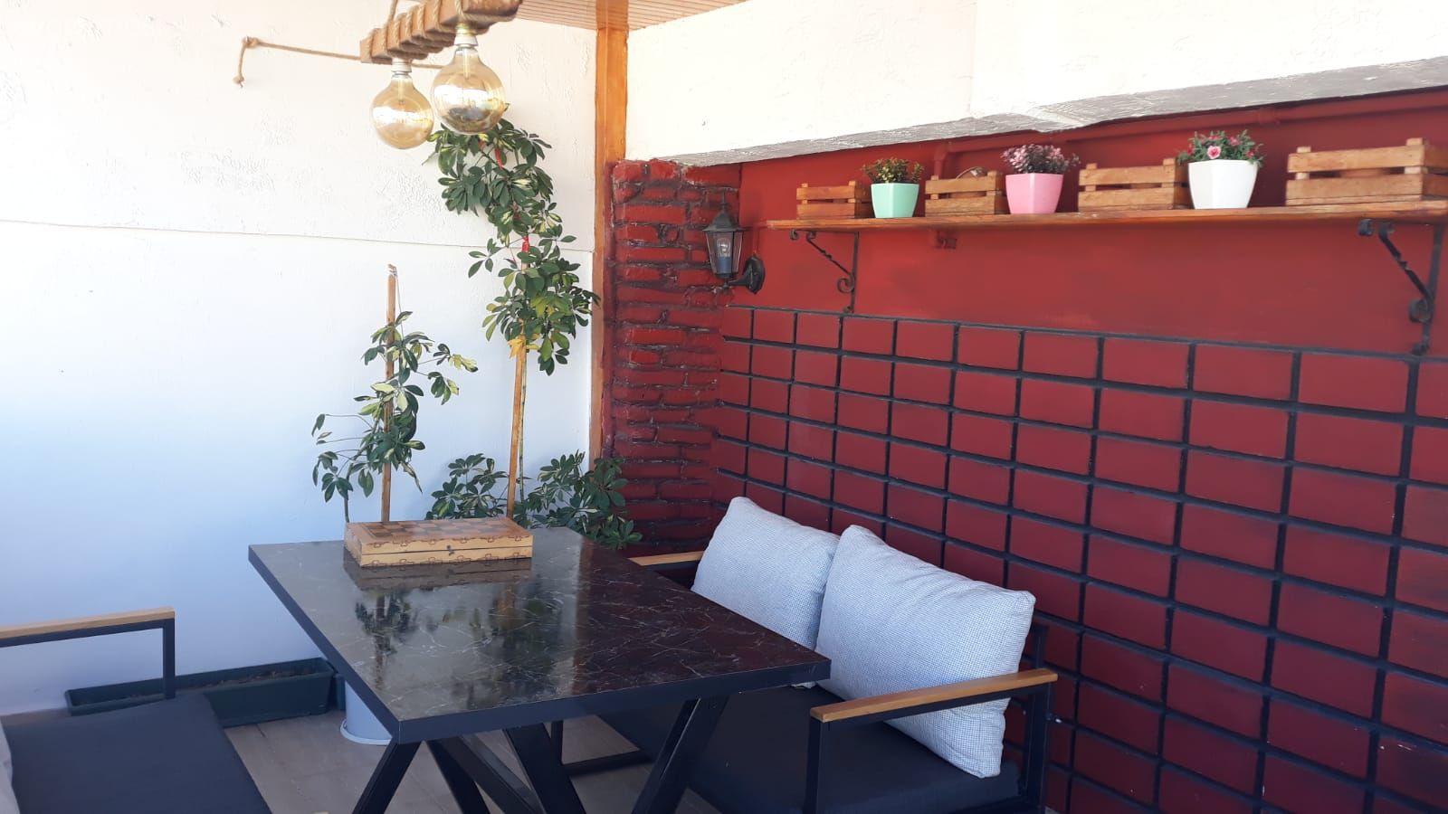 Balkon, Balkon masası, Sandalye, Tuğla duvar