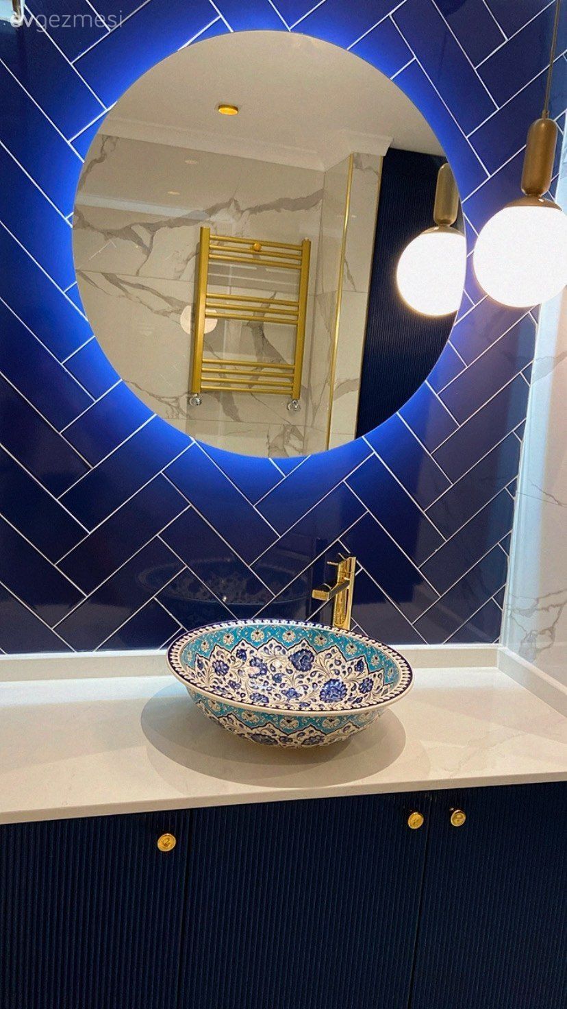 Banyo, Mavi, Parlament mavisi, Beyaz, Altın, Banyo dolabı, Banyo lavabosu, Banyo seramikleri, Banyo aynası, Aplik, Aydınlatma