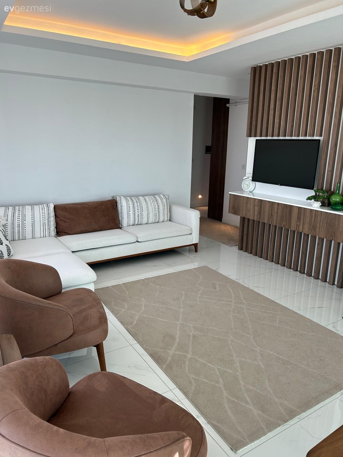 Salon, Modern, Açık konsept yaşam alanı, Beyaz, Kahverengi, Ahşap Mobilya, Duvar çıtalama, Köşe koltuk, Koltuk takımı, Berjer, Halı, Salon halısı, Duvar dekorasyonu, Led aydınlatma, Aydınlatma