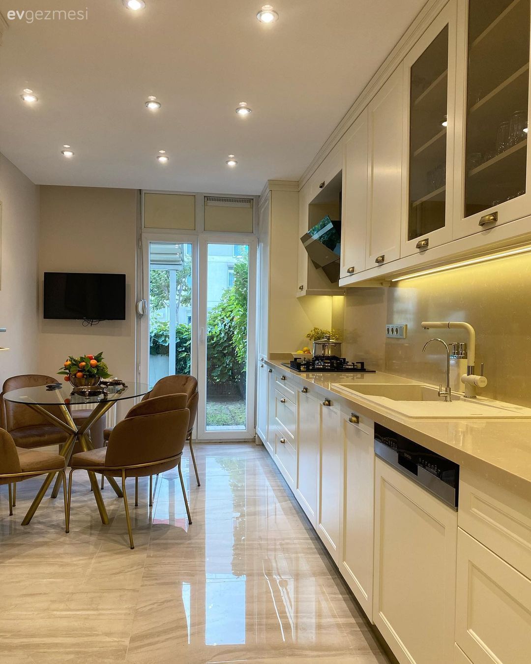 Mutfak, Beyaz, Modern, Shaker kapaklı dolaplar, Mutfak tezgahı, Mutfak tezgah arası, Tezgah arası doğal taş, Sandalye, Mutfak masası, Spot aydınlatma, Aydınlatma, Mutfak zemin seramikleri, Mutfak aksesuarları, Vizon