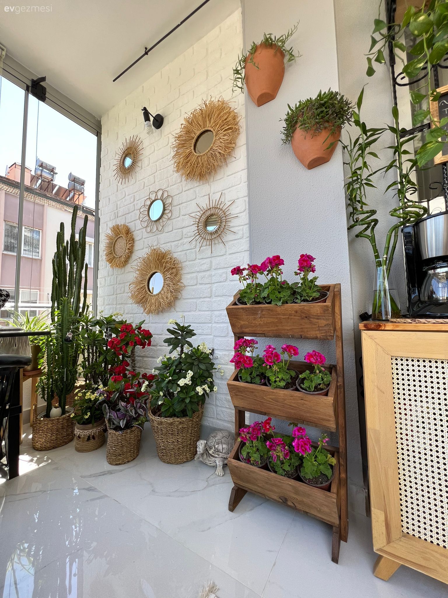 Balkon duvar dekorasyonu, Sandalye, Balkon masası, Ev bitkisi, Saksı, Çiçekler, Kapalı balkon