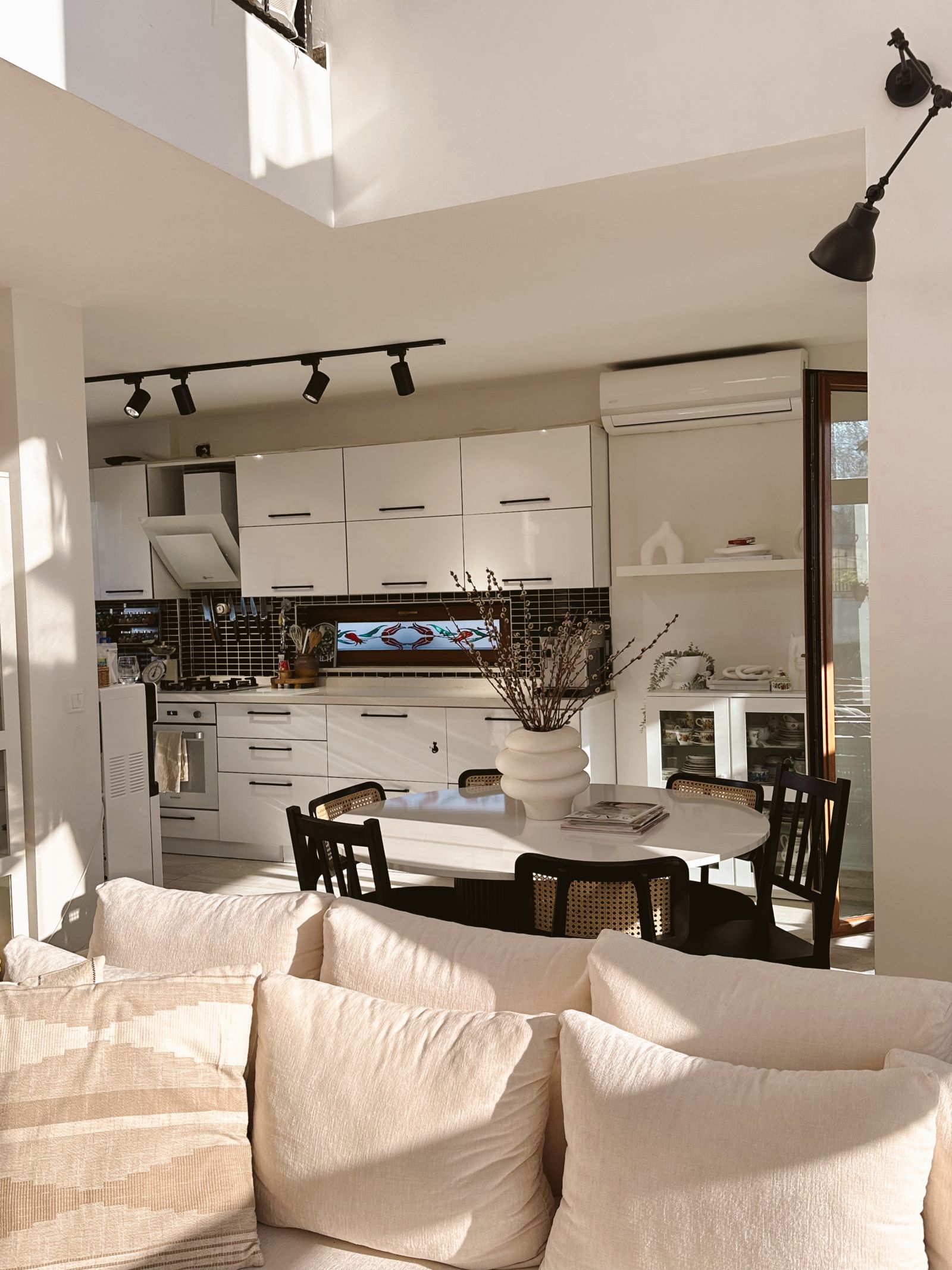 Açık konsept yaşam alanı, Krem, Bej, Amerikan Mutfak, Mutfak, Beyaz, Hazeran, Mutfak sandalyesi, Mutfak masası, Spot aydınlatma, Aydınlatma, Davlumbaz, Ankastre, Vitray