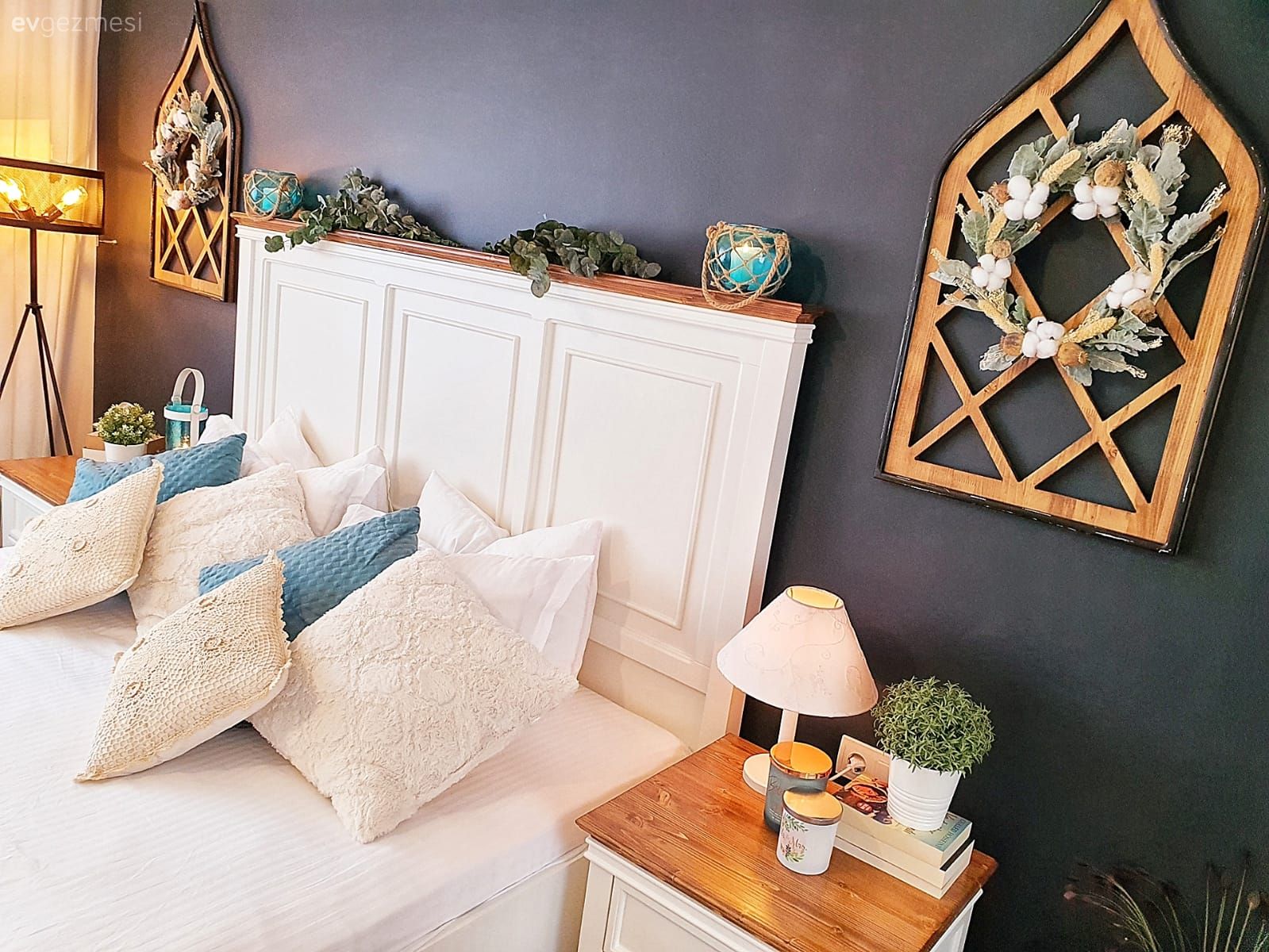 Beyaz, Antrasit duvar, Kırlent, Ev tekstili, Yatak odası duvar dekorasyonu, Abajur, Aydınlatma, Komodin