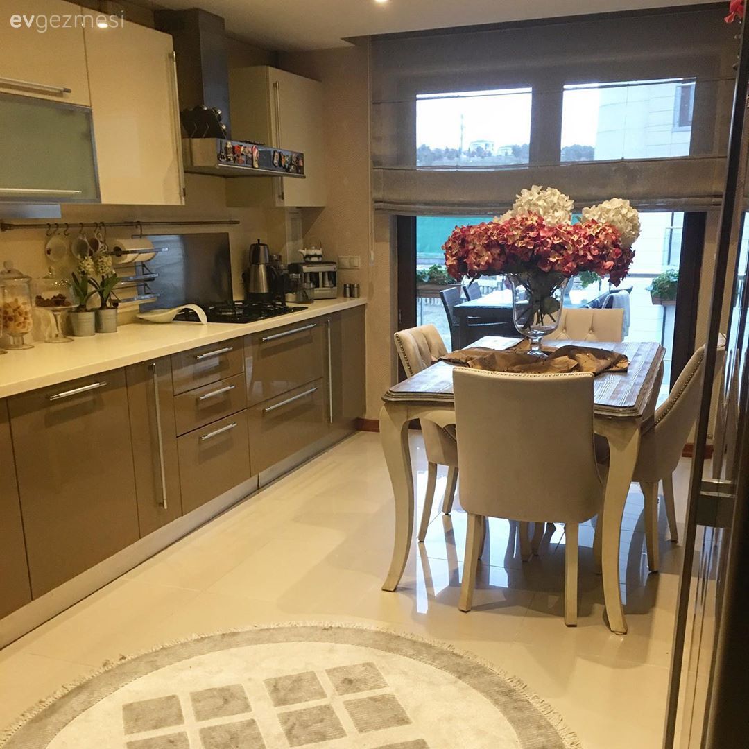Mutfak, Capuccino mutfak, Beyaz, Krem, Modern mutfak, Mutfak tezgahı, Mutfak tezgah arası, Davlumbaz, Yuvarlak halı, Halı, Mutfak halısı, Mutfak masası, Sandalye, Katlamalı perde, Perde, Vazo, Ev Aksesuar, Çiçekler, Ankastre