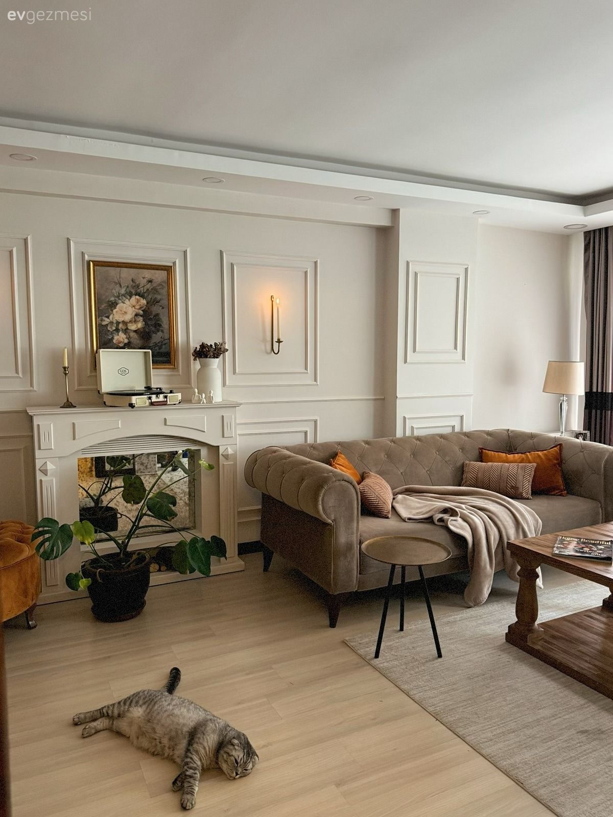 Salon, Modern, Krem, Bej, Vizon, Kahverengi, Ahşap Mobilya, Duvar çıtalama, Koltuk takımı, Şömine, Halı, Salon halısı, Tablo, Duvar dekorasyonu, Ev bitkisi, Parke, Kırlent, Ev tekstili, Kapitoneli koltuk