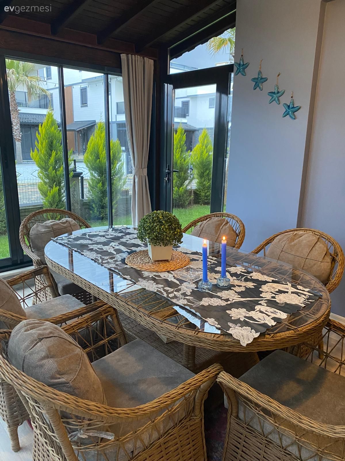 Üç Ayrı Odadan Açık Konsept Giriş Kata: Emekle Yoğrulmuş Edremit Evi