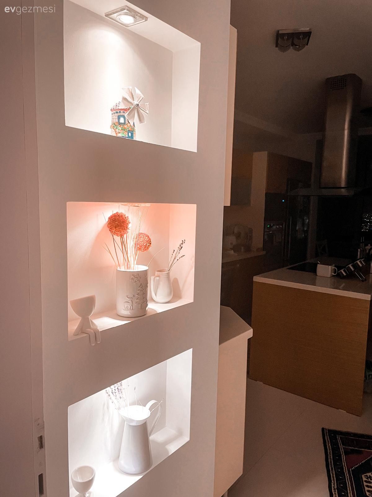 Bu Uyumlu Evde Duvarların Boş Durmasına Göz Yumulmamış