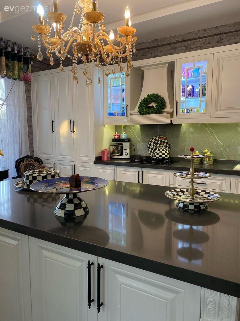 Mutfak, Art deko, Klasik, Beyaz, Siyah tezgah, Mutfak tezgahı, Mutfak tezgah arası, Tezgah arası doğal taş, Ayna kapaklı dolap, Ayna, Shaker kapaklı dolaplar, Ada mutfak, Mutfak aksesuarları, Mutfak Avize Modelleri, Mutfak perdesi, Dekoratif Objeler
