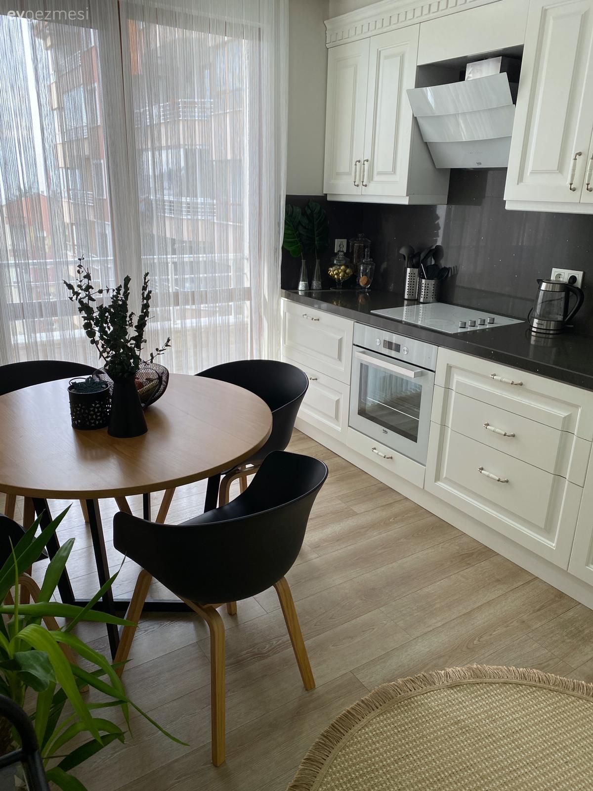 Mutfak, İskandinav, Beyaz, Siyah, Beyaz mutfak, Siyah tezgah, Mutfak tezgahı, Mutfak tezgah arası, Tezgah arası seramik, Mutfak perdesi, Tül perde, Perde, Yuvarlak halı, Halı, Mutfak halısı, Sandalye, Mutfak masası, Davlumbaz, Ankastre