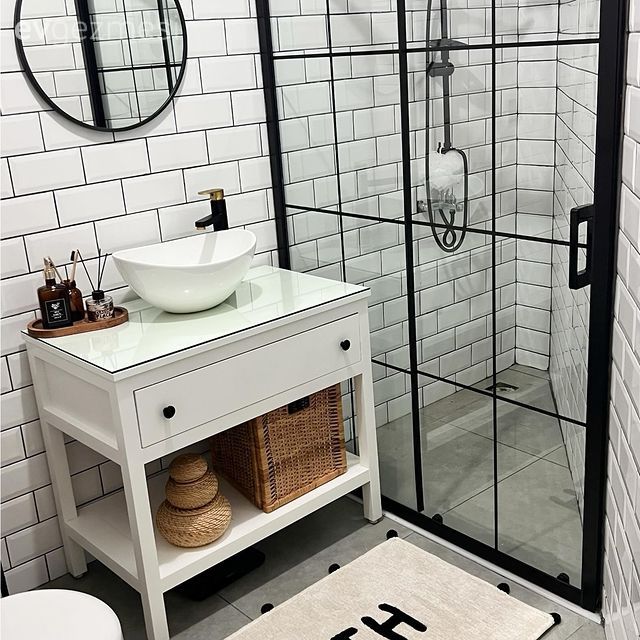 Banyo, Beyaz, Siyah, Banyo aynası, Banyo rafı, Hasır, Banyo seramikleri, Banyo paspası, Duşakabin