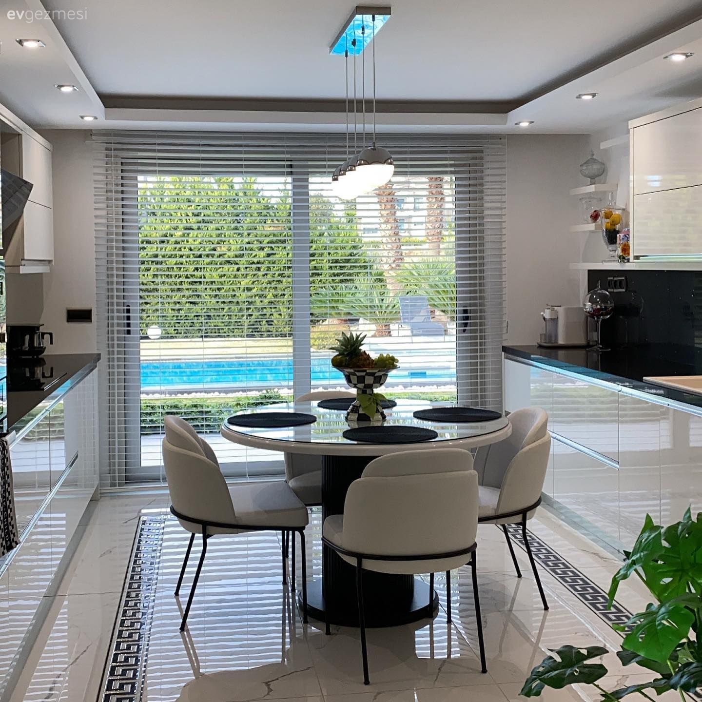 Havuza Bakan Bu İzmir Mutfağında Keyifler Hep Tavan!