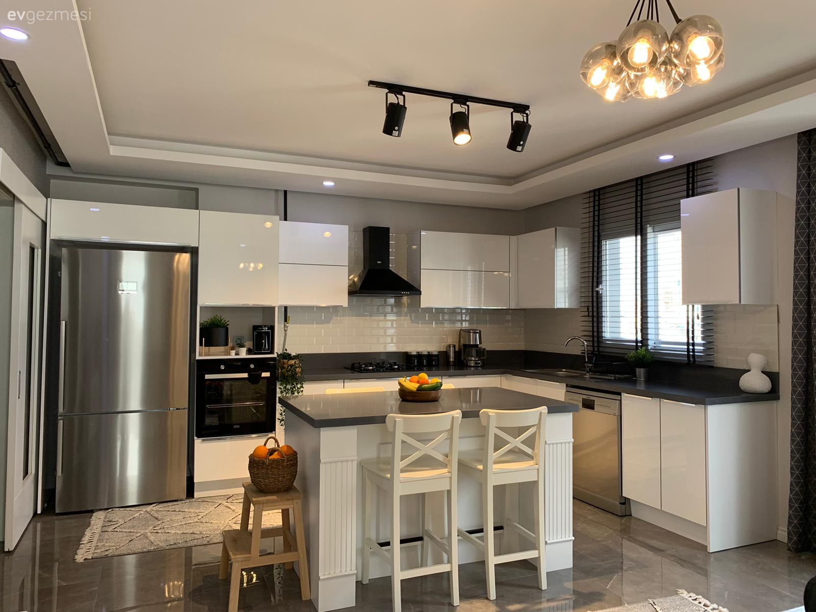 Mutfak, Amerikan Mutfak, Beyaz, Siyah, Modern, Modern mutfak, Siyah tezgah, Mutfak tezgahı, Mutfak tezgah arası, Tezgah arası seramik, Ada mutfak, Sandalye, Bar masa & sandalyeleri, Pencere önü eviye, Eviye , Mutfak zemin seramikleri, Ankastre, Mutfak Avize Modelleri