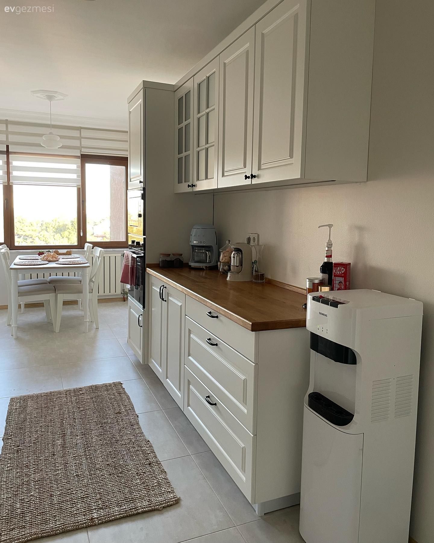 Mutfak, Beyaz, Beyaz mutfak, Ahşap mutfak tezgahı, Mutfak tezgahı, Mutfak tezgah arası, Shaker kapaklı dolaplar, Mutfak halısı, Mutfak masası, Sandalye, Mutfak perdesi, Mutfak aksesuarları