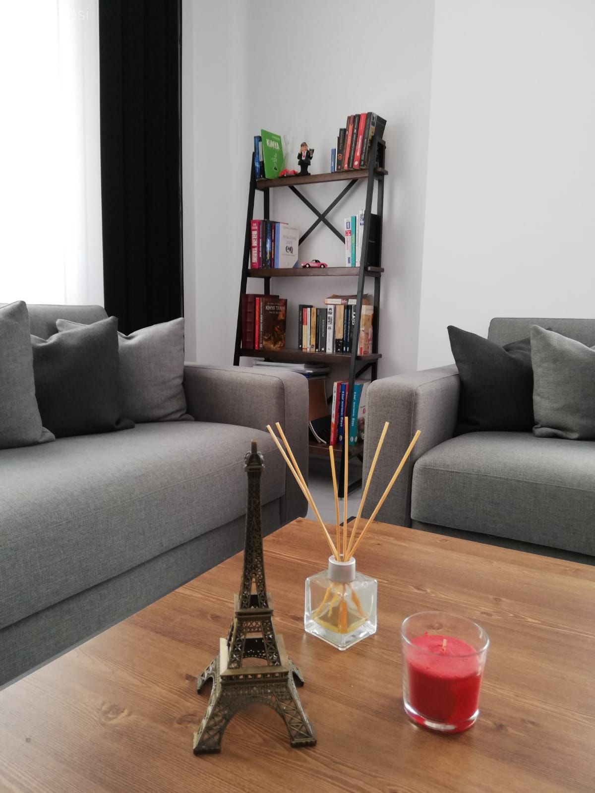 Bu Sade Evde Modern Çizgiler Sıcak Dokularla Buluşmuş